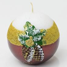 Vianočná sviečka v tvare šišky, hnedá s bielym a zlatým vrchom.