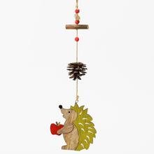 Záves s ježkom a šiškou, jesenná dekorácia.