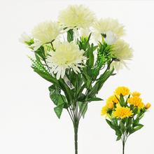 Kytica chryzantém v mixe farieb s umelými kvetmi.