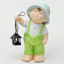 Keramický chlapec s lampášom