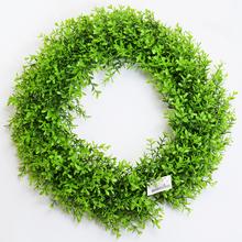 Umelý veniec z buxusu s priemerom 40 cm.