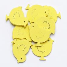 Žlté výrezy kuriatok na Veľkú noc.