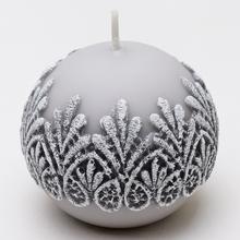 Sivá sviečka s ornamentom
