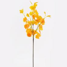 Umelý konár ginko v oranžovej farbe s výškou 76 cm.
