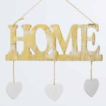 Drevený záves s nápisom HOME a srdiečkami.