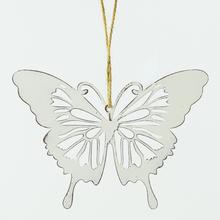 Biely kovový motýľ na zavesenie.