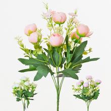 Kytica umelých kvetov ranunculus v pastelových farbách.