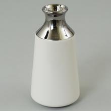 Biela keramická váza s lesklým strieborným vrchom.