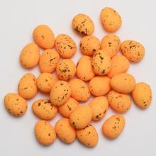 Hnedé plastové vajíčka na Veľkú noc.