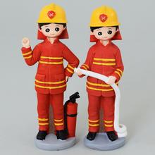 Sada dekoratívnych postavičiek hasičov.