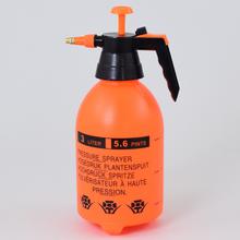 Postrekovač s objemom 3 litre v oranžovej farbe.