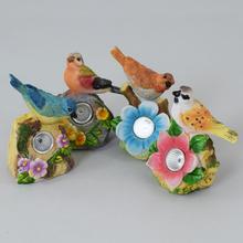 Sada štyroch farebných solárnych vtáčikov na dekoráciu záhrady.