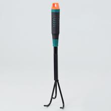 Ručný kultivátor s dĺžkou 32 cm.