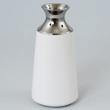 Biela keramická váza s lesklým strieborným vrchom.