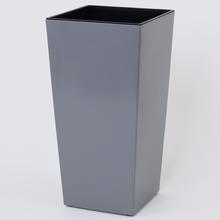 Šedý štvorcový kvetináč s vkladom.