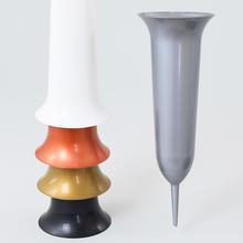 Malá zapichovacia váza v rôznych farbách.