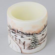 Vianočná sviečka s krajinou a zimným motívom.