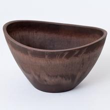 Hnedá mrazuvzdorná misa s vyšším tvarom.