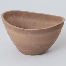 Misa malá vyššia v taupe farbe.