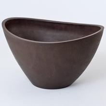 Vysoká hnedá misa z umelého materiálu.