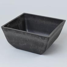 Štvorcová misa v sivej farbe s rozmermi 26x26x12,7 cm.
