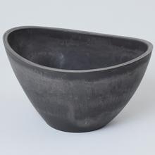 Malá vyššia sivá misa na kvety.