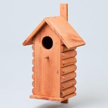 Zahniedzovacia budka terakota s drevenou konštrukciou.