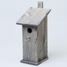 Sivá zahniedzovacia budka pre vtáky.