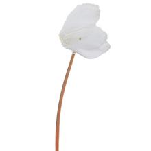 Umelé kvety cyklámen v bielej farbe.