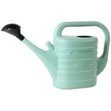 Zelená krhľa s čiernym náustkom a ergonomickou rukoväťou.