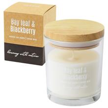 Sviečka s vôňou bobkového listu a ostružiny v sklenenom obale.