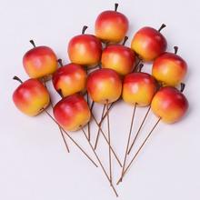 Umelé červené jablká na zápich, balenie 12 kusov.