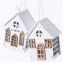 Drevený domček s bielou farbou a drevenými detailmi, sada 2 kusy.