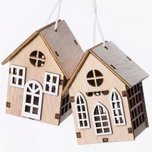 Drevený domček s dvoma kusmi v prírodnej farbe.