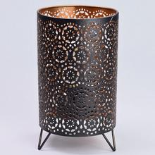 LED lampáš kov čiernozlatý s dekoratívnym vzorom.