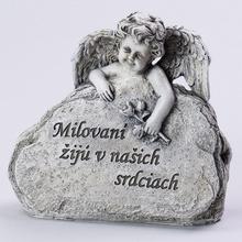 Smutný anjel s nápisom na kameni.