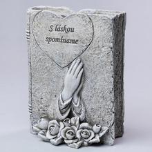 Smutná váza s motívom knižky a rúk.