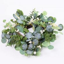 Veniec so zelenými umelými kvetmi s priemerom 35 cm.