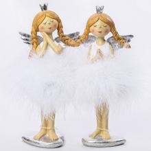 Dekoračný anjel so sukňou z pierok, biela farba.