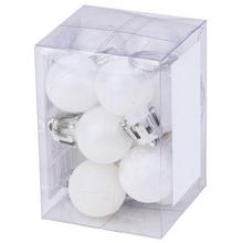 Biele plastové vianočné gule v balení po 12 kusoch.