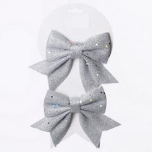 Strieborné mašle na vianočné dekorácie.