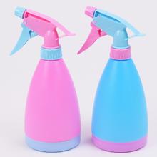 Postrekovač v modro-ružovej farbe s objemom 500 ml.