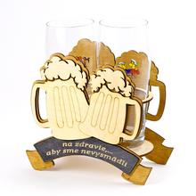 Drevený stojan s dvoma pivnými pohármi a nápisom na zdravie.