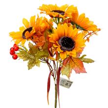 Kytica slnečníc s piatimi kvetmi a listami.