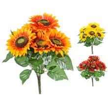 Kytica umelých slnečníc s farebnými kvetmi.