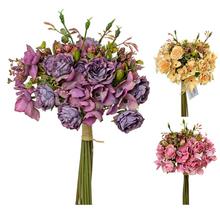 Kytica umelých kvetov s ružami a hortenziami.