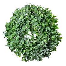 Umelý veniec s lístkami, priemer 32 cm.