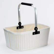 Biely stredný koš z bambusu s hliníkovou rukoväťou.