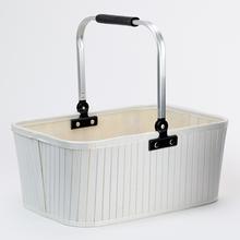 Biely bambusový koš s hliníkovou rukoväťou.