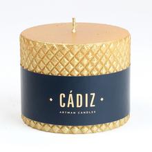 Zlatá sviečka CADIZ s textúrovaným povrchom.